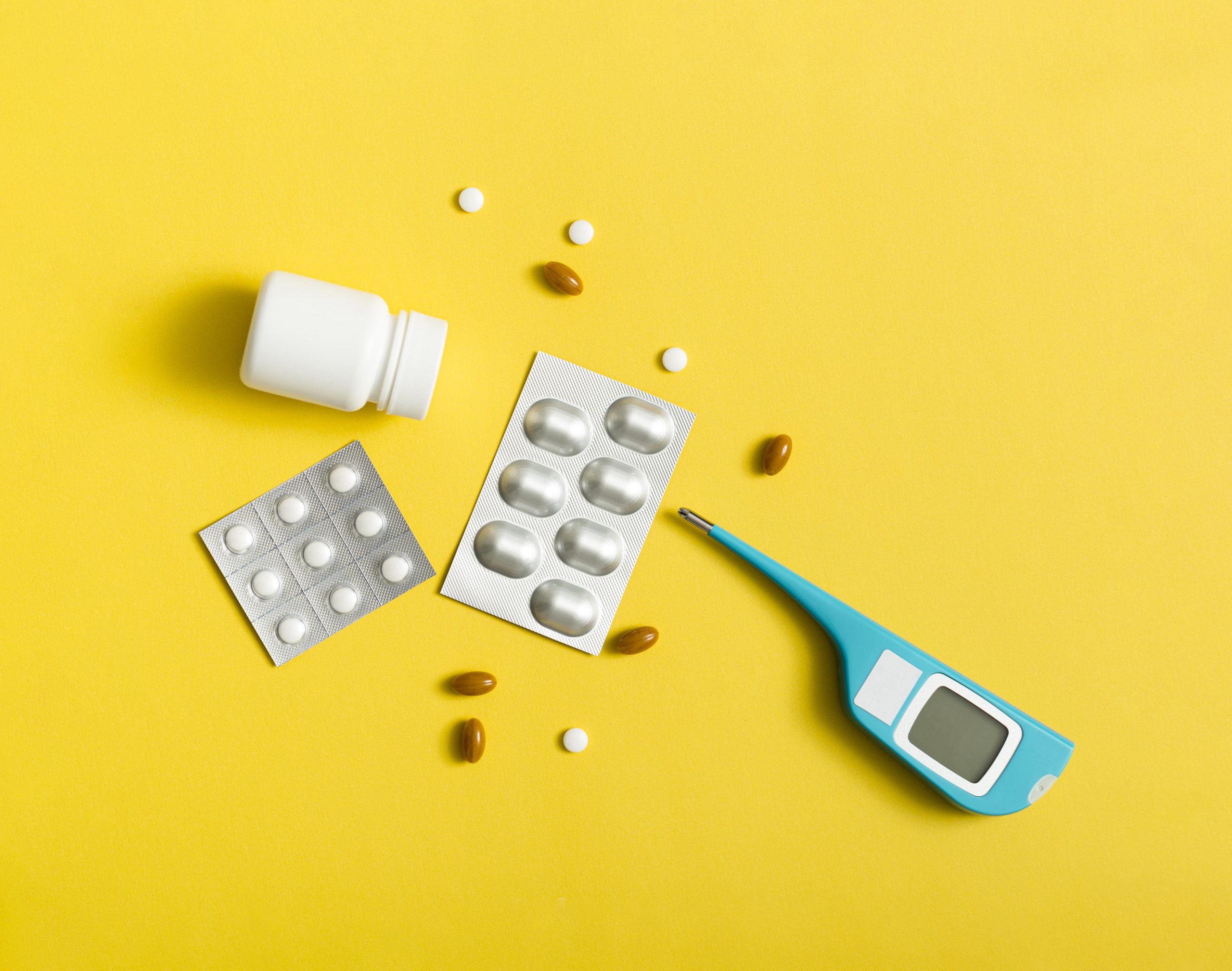 top-view-pills-with-foil-thermometer